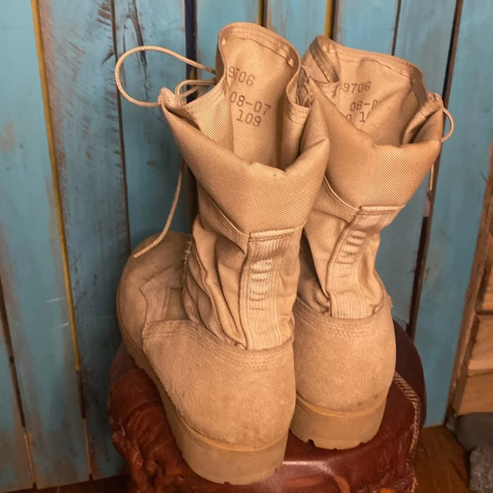 Wellco tan desert combat boots Vibram soles size 9.5 XW